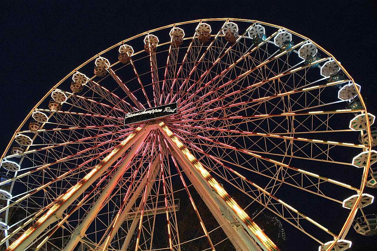 夜晚大型摩天轮图片特色建筑