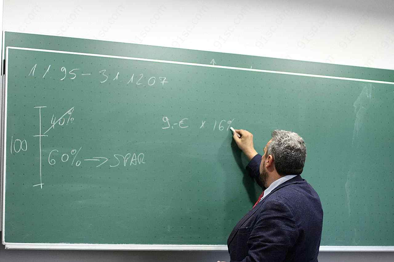 教师上课图片人物速写