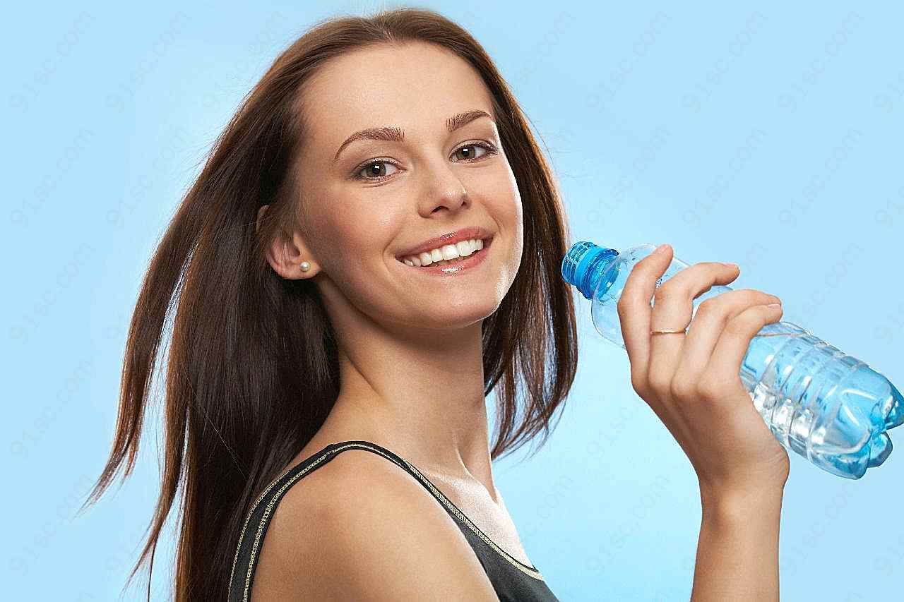 喝矿泉水的长发美女图片发型图片