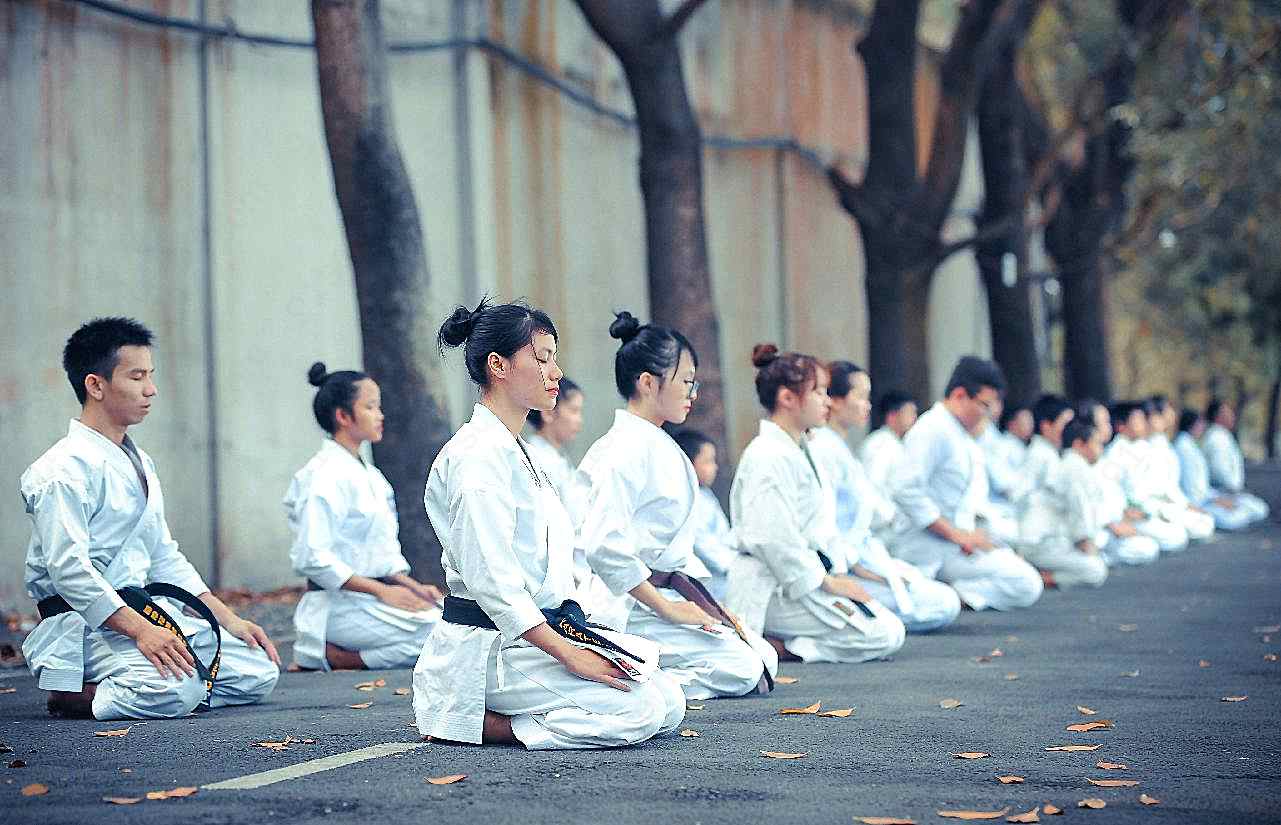 冥想跪坐姿势图片人物速写