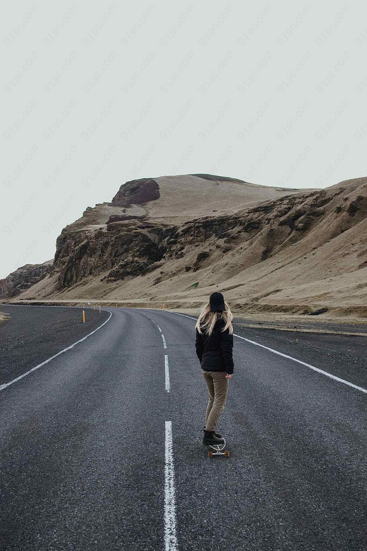 公路长发美女背影图片摄影