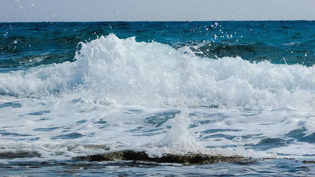 海水翻滚浪花图片高清